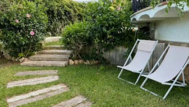 Esta casa de Jávea dispone de espacios verdes donde relajarte