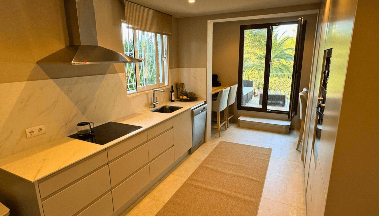 Esta cocina amplia y renovada te ofrece comodidad en tu estancia en Jávea