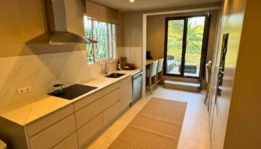 Esta cocina amplia y renovada te ofrece comodidad en tu estancia en Jávea