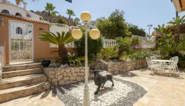 Exuberante jardín mediterráneo con plantas autóctonas y rincones tranquilos