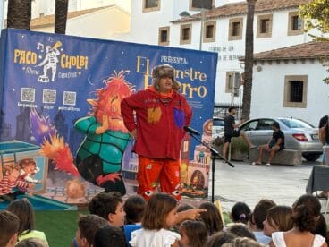 Paco Cholbi presentado el cuentacuentos ‘El Monstre Petorro’ en el Festival Sorollius Xàbia 2024