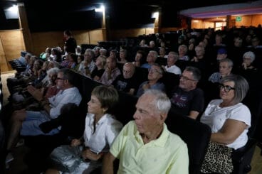 Geoff Britton, bateria de Wings, presenta la película ‘Paul McCartney & Wings. One hand Clapping’ en el Cine Jayan (37)
