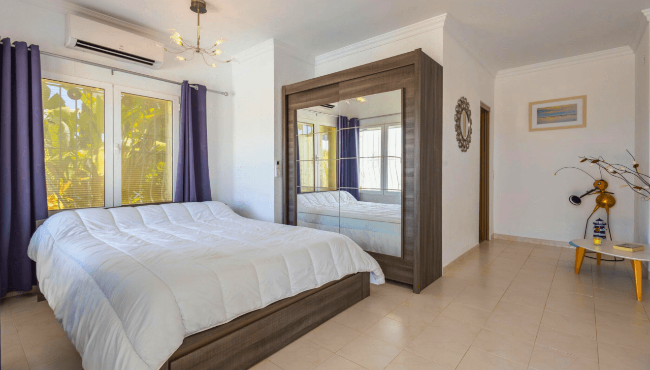 Habitación con armario empotrado y gran espejo para las comodidades diarias