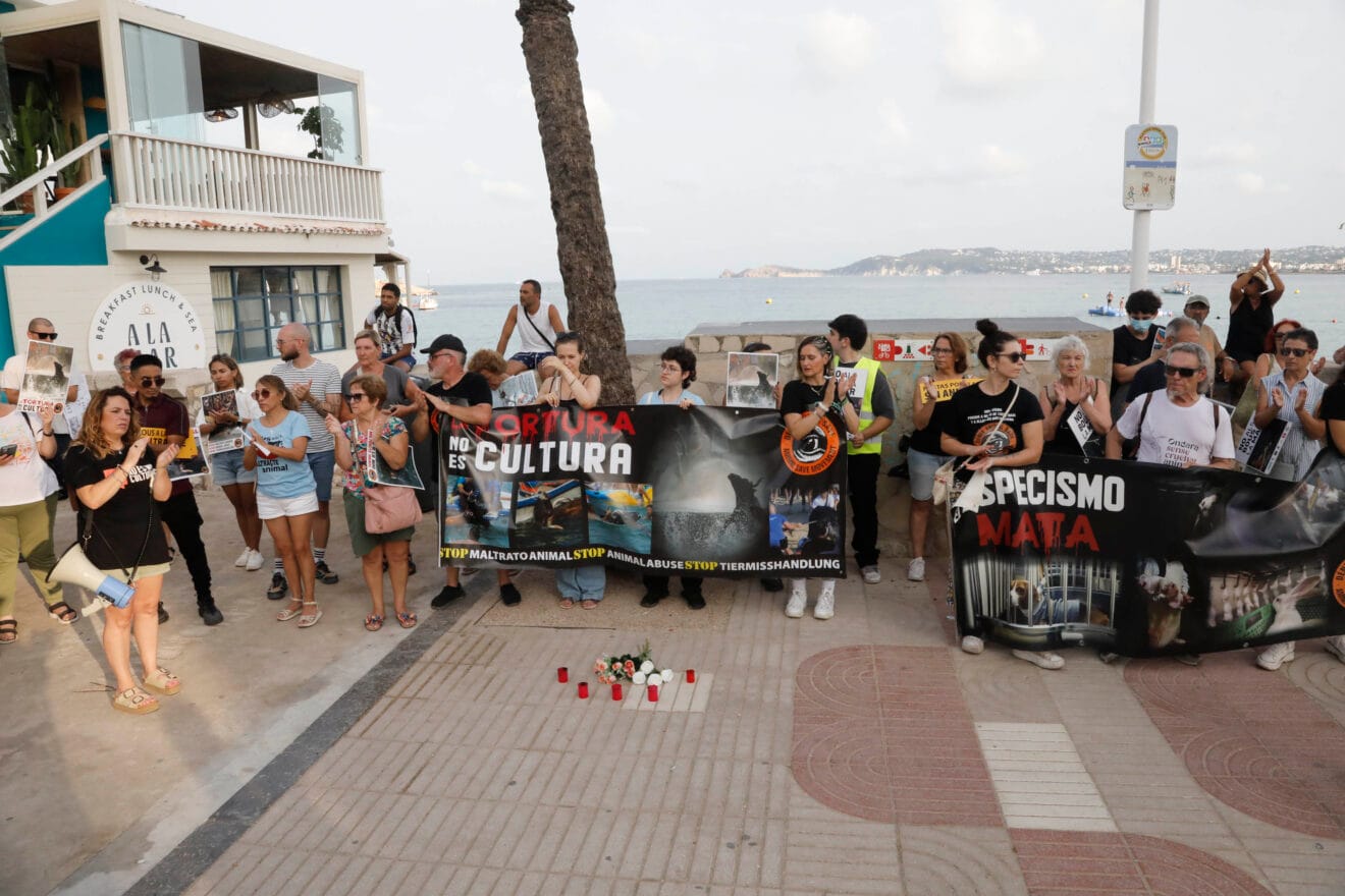 Minuto de silencio en la manifestación antitaurina en Xàbia