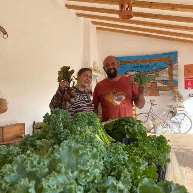 Imagen: Maria y Vicent con las hortalizas | Foto @riuraudelaseniola