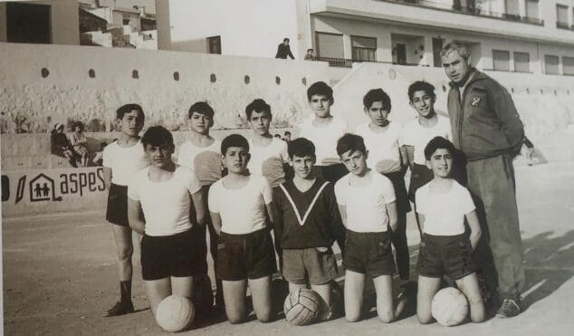 Imagen: Maurice Cheutin con el equipo 'Mosquitos', primer campeón de fútbol infantil en 1967