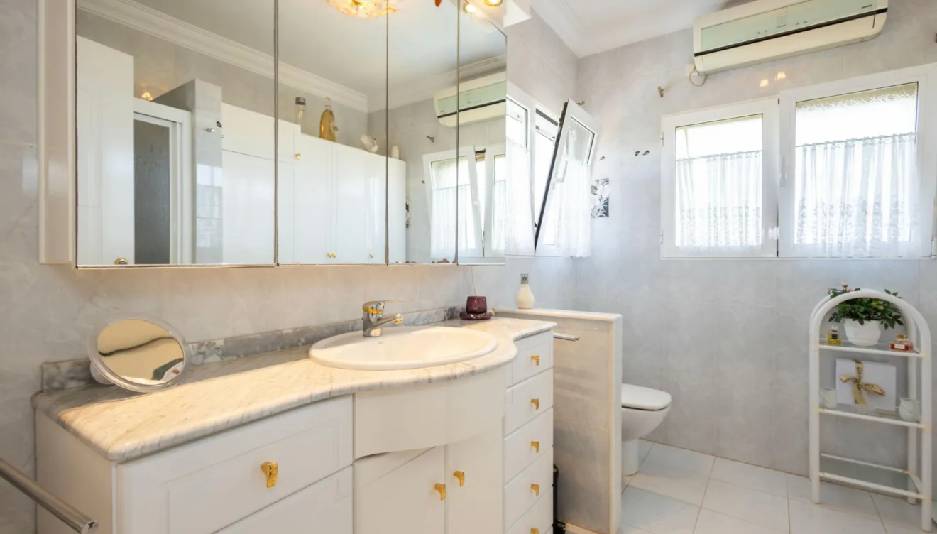 Moderno cuarto de baño con acabados de alta calidad y todas las comodidades