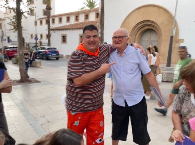 Imagen: Paco Cholbi junto a su profesor de EGB en el espectáculo