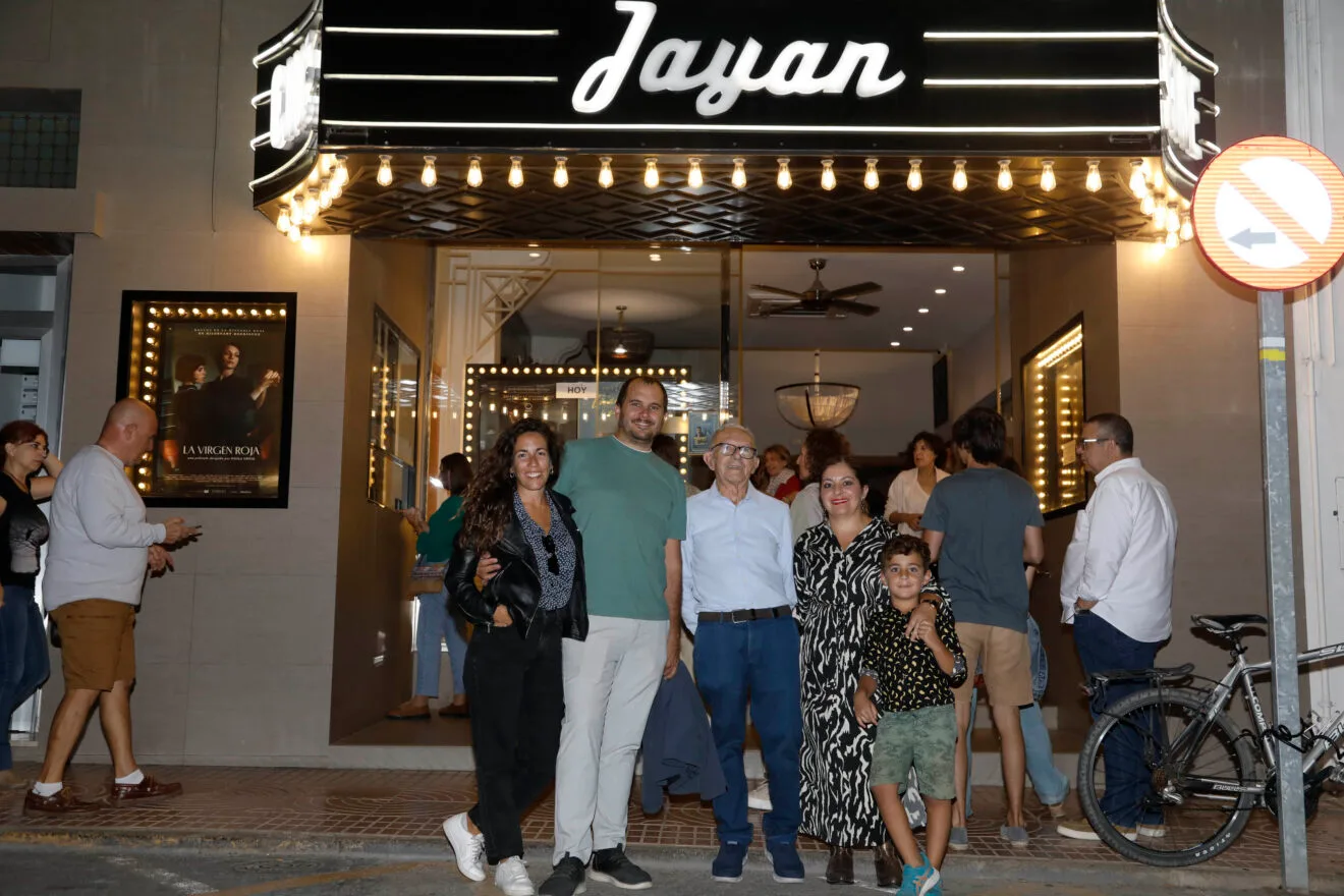 Película 'L'Àvia i el foraster' de Sergi Miralles en el Cine Jayan con coloquio (1)
