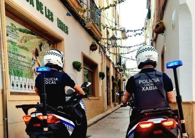 Imagen: Agentes de la Policía Local de Xàbia | Foto PLX