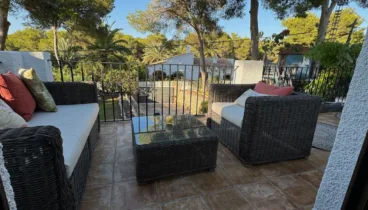 Propiedad en casa con múltiples espacios para relajarse rodeado de espacios verdes
