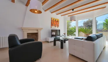 Salón con chimenea de leña para disfrutar durante todo el año