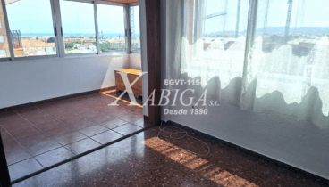 Su terraza interior y acristalada de ofrece grandes opciones