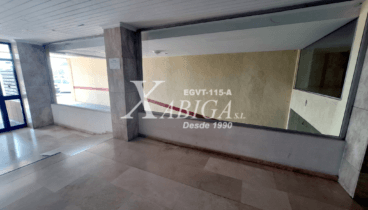 Un hall de entrada al edificio espacioso