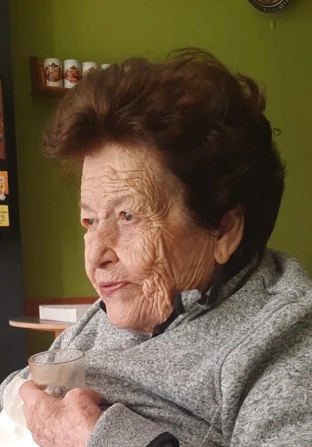 Imagen: Teresa Catalá Pedret a sus 92 años, tomando el café a la hora de la merienda. (Archivo Francisco Cholbi Catalá)