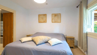 Acogedor dormitorio principal con baño en suite y vistas al jardín