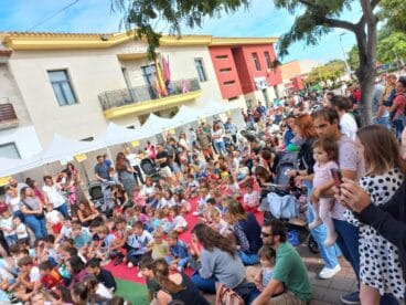 Público en la actuación de ‘El Monstre Petorro’ en Beniarbeig