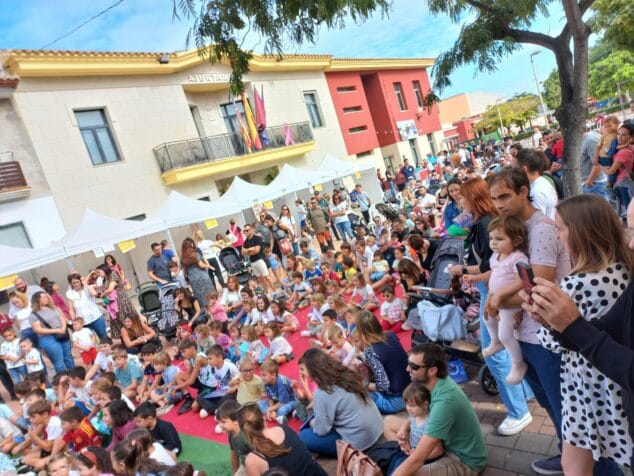 Imagen: Público en la actuación de 'El Monstre Petorro' en Beniarbeig