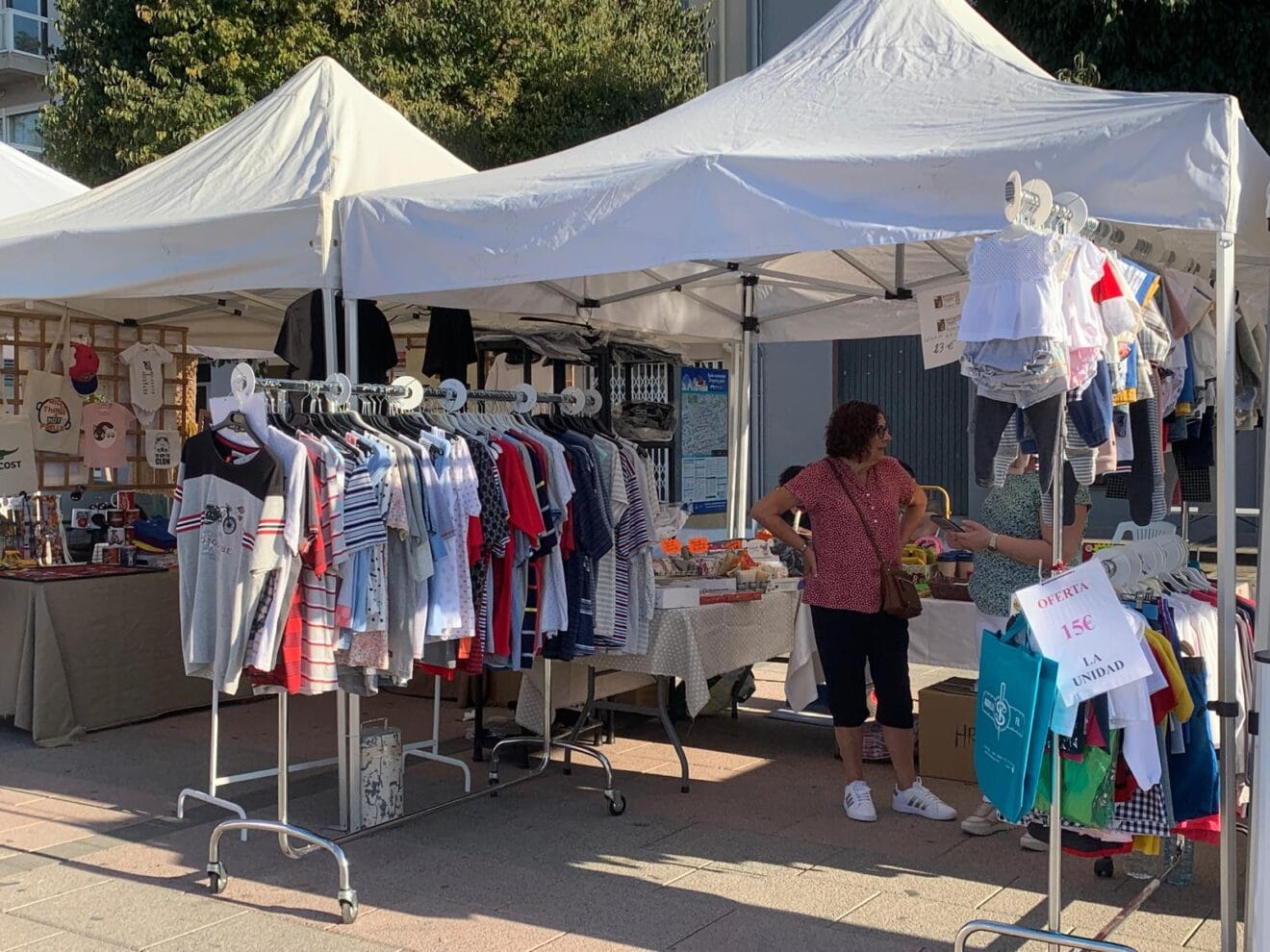 Ambiente y ofertas en la Fira comarcal de l'stock Xàbia 2024 (5)
