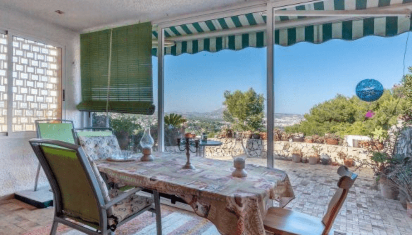 Amplio salón-comedor con grandes ventanales que conectan el interior con las terrazas y ofrecen espectaculares vistas al mar