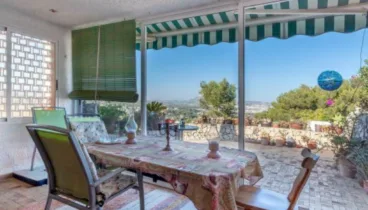 Amplio salón-comedor con grandes ventanales que conectan el interior con las terrazas y ofrecen espectaculares vistas al mar