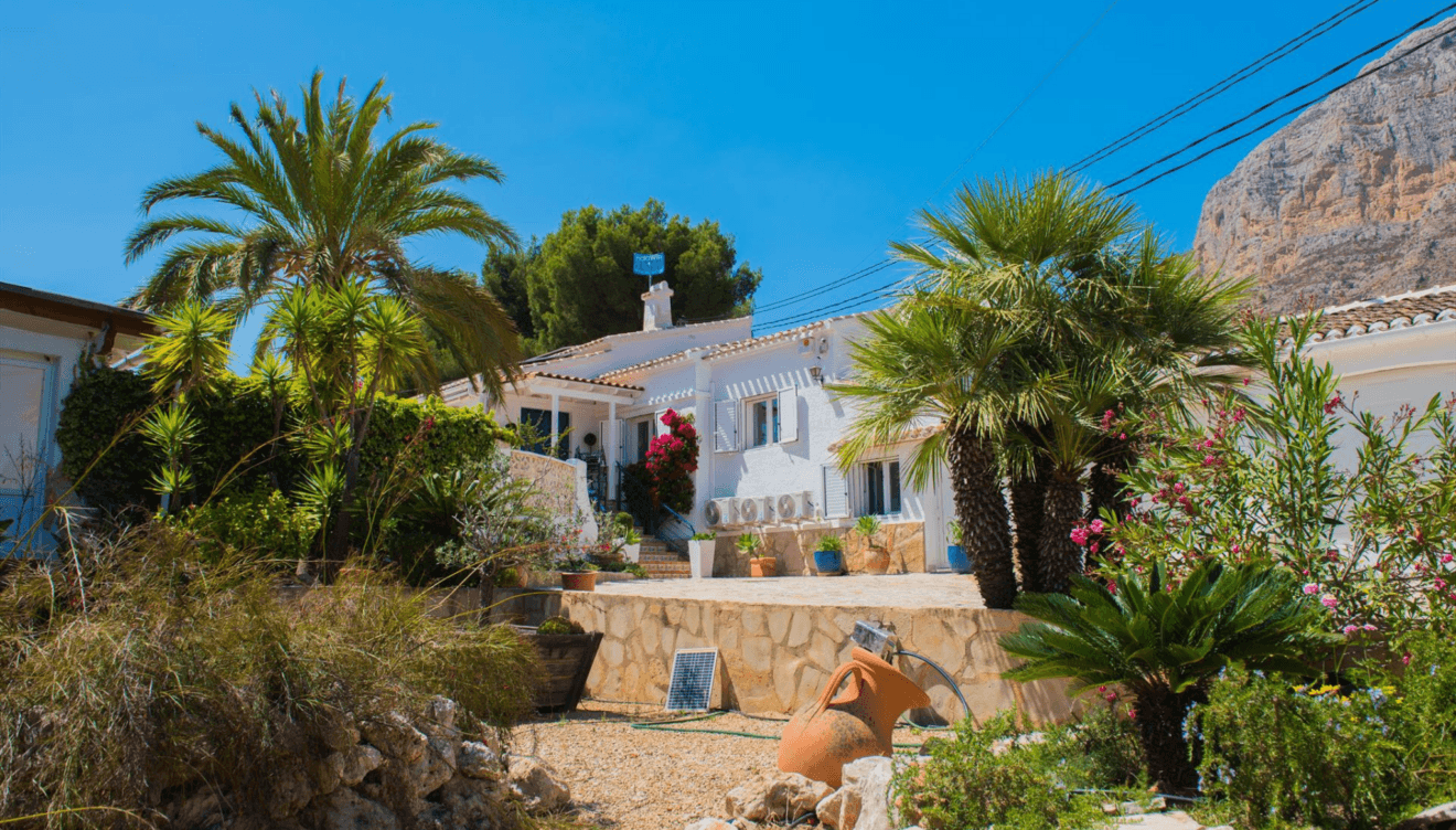 Aprovecha la cercanía al parque natural del Montgó, perfecto para los amantes del senderismo y la naturaleza