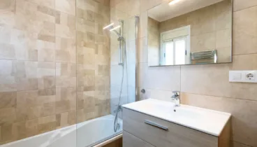Baños modernos y acabados de reformar