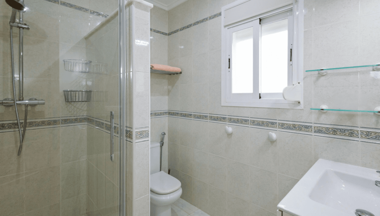 Baños renovados en esta vivienda de La Cala