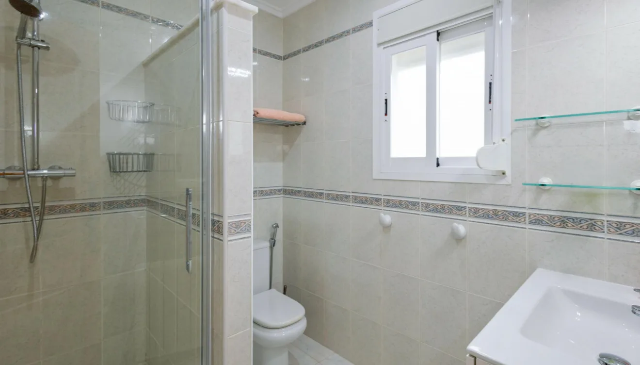 Baños renovados en esta vivienda de La Cala