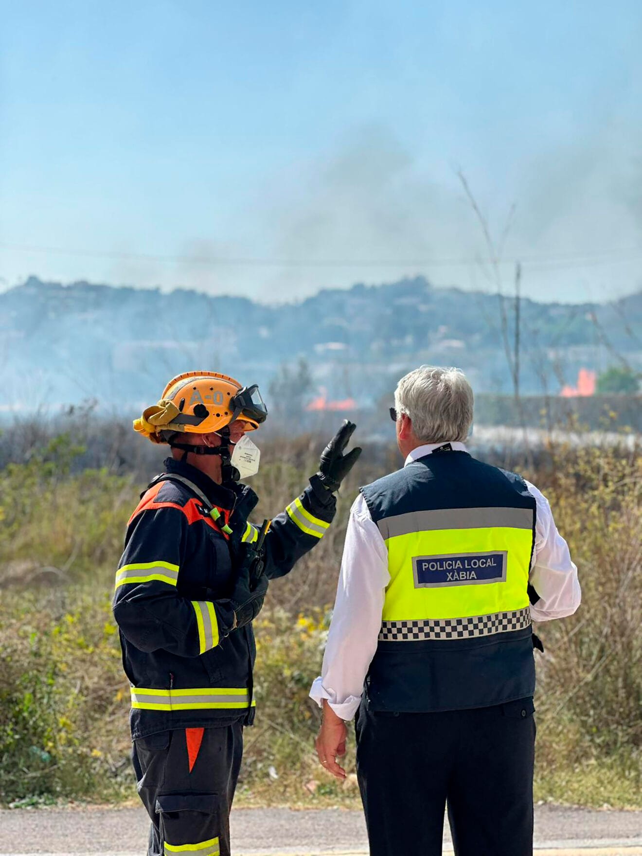 Bomberos y Policía Local de Xàbia en el incendio del Saladar