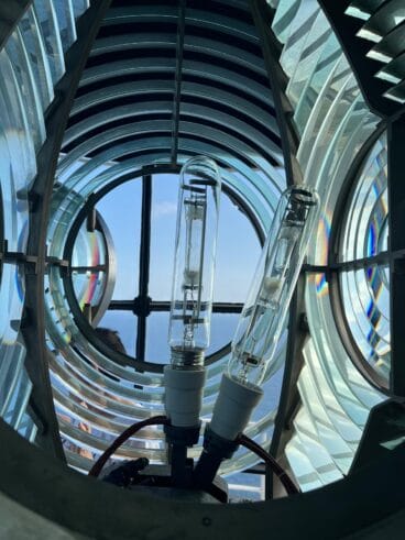 Leuchtturmbirnen, die Segler in der Nähe von Xàbia beleuchten