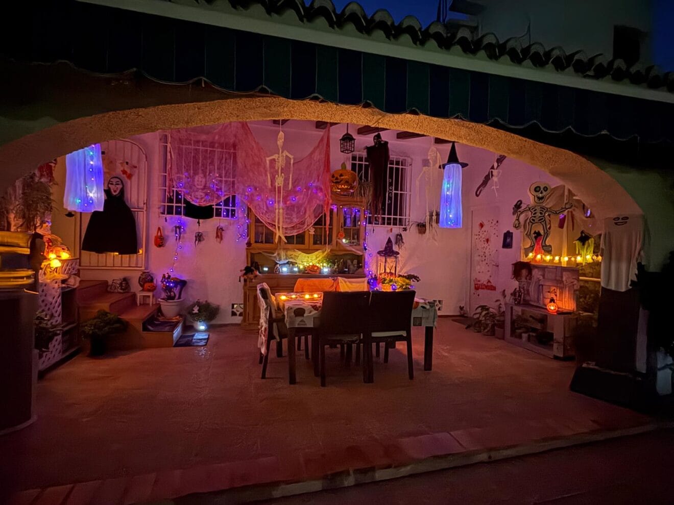 Terraza decorada por Halloween en Xàbia