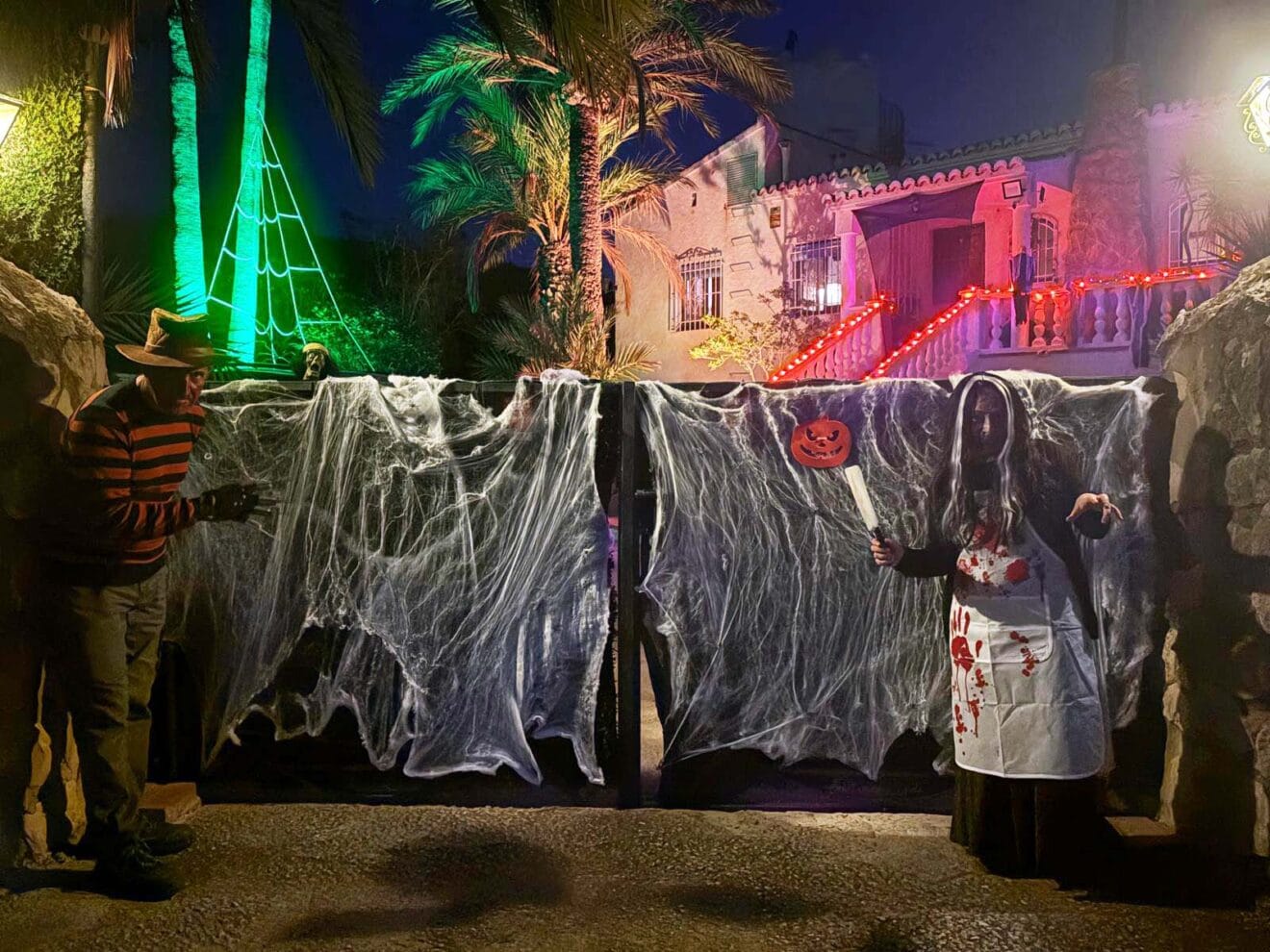 Mariela y Néstor en su casas decoradas por Halloween