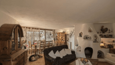 Chimenea acogedora en el salón del apartamento de invitados, perfecta para crear un ambiente cálido y relajado