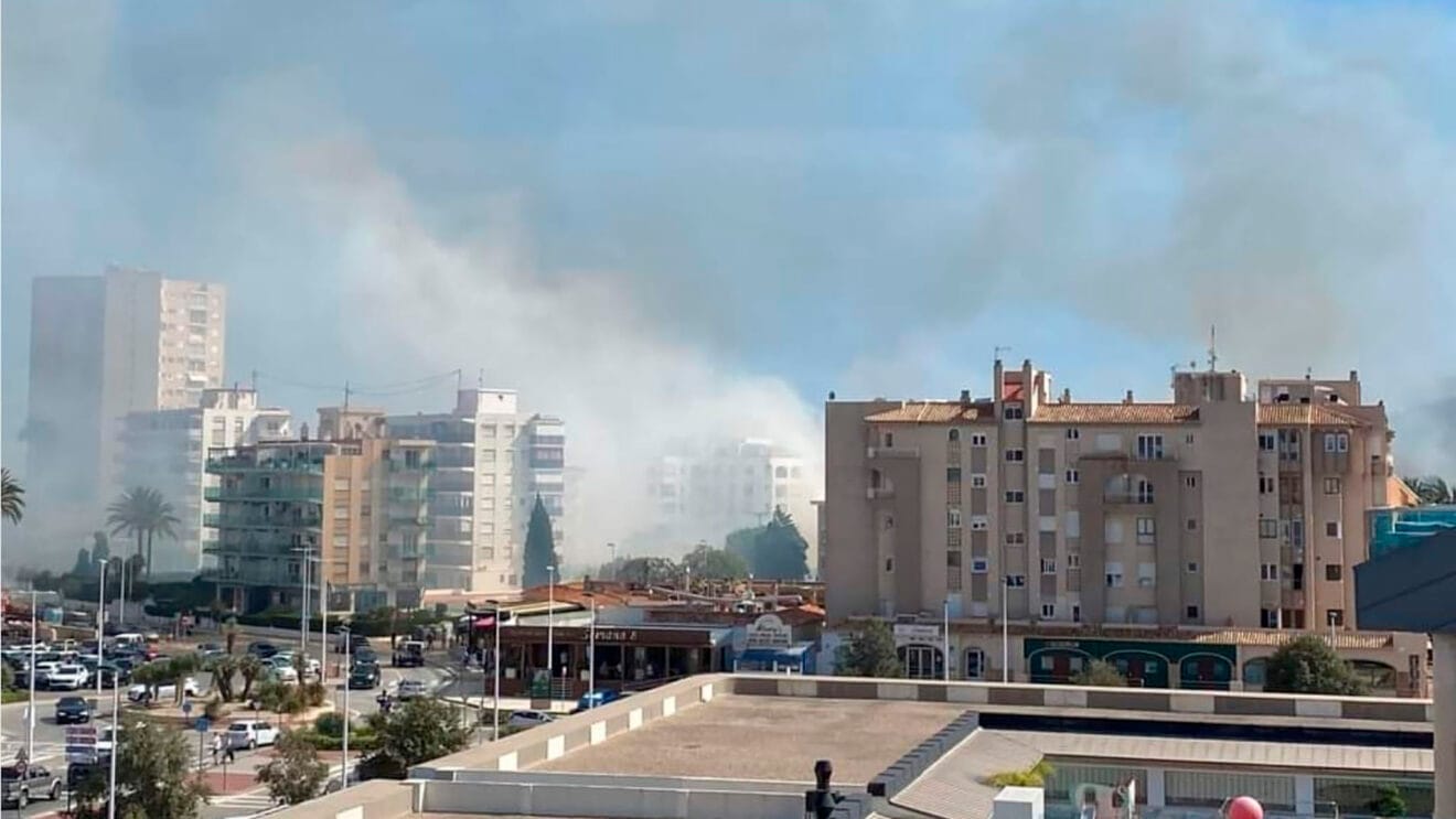 Columna de humo del incendio declarado en la zona del Saladar del Arenal de Xàbia