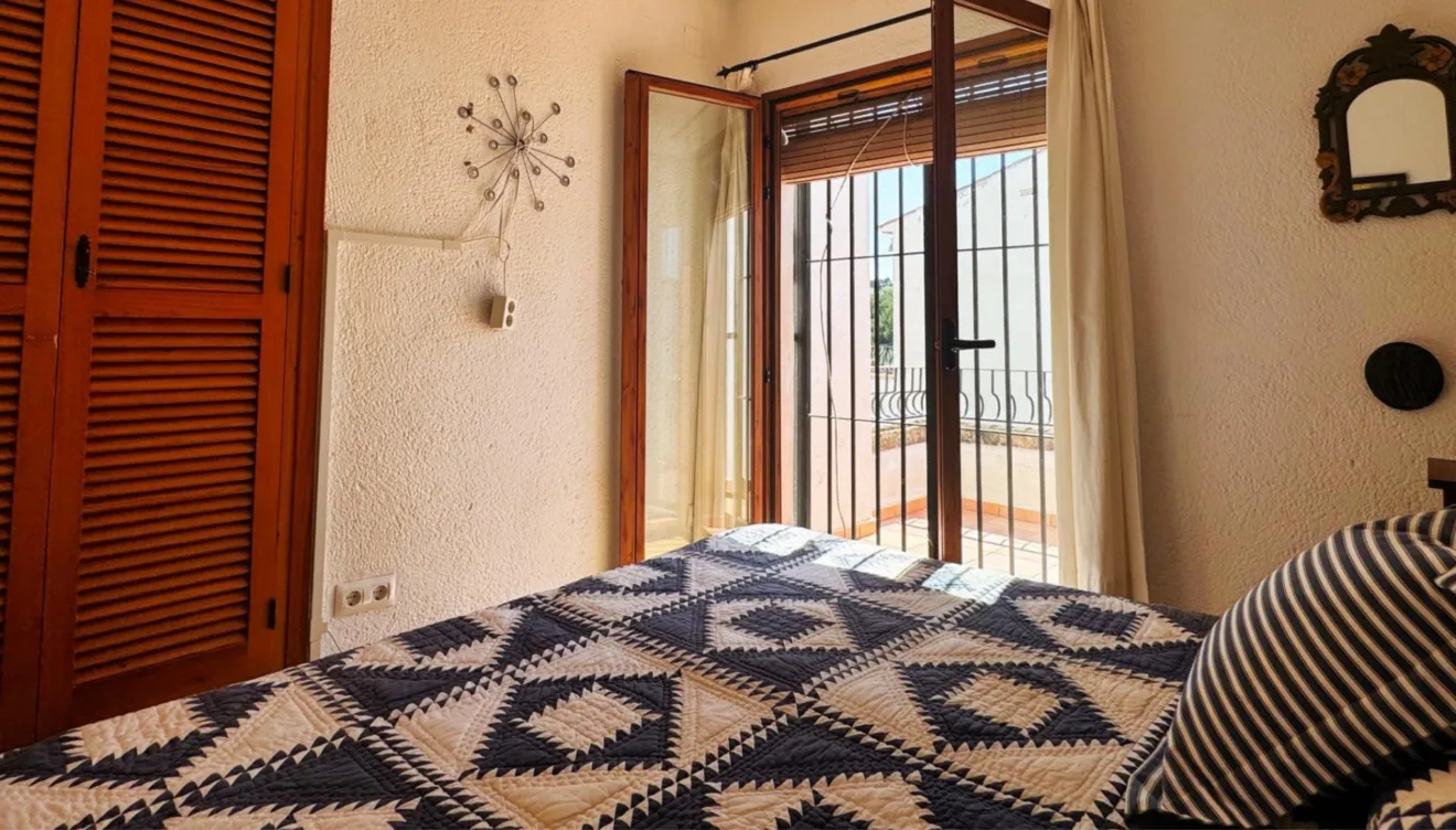 Comodidad y luz exterior en este adosado de Jávea