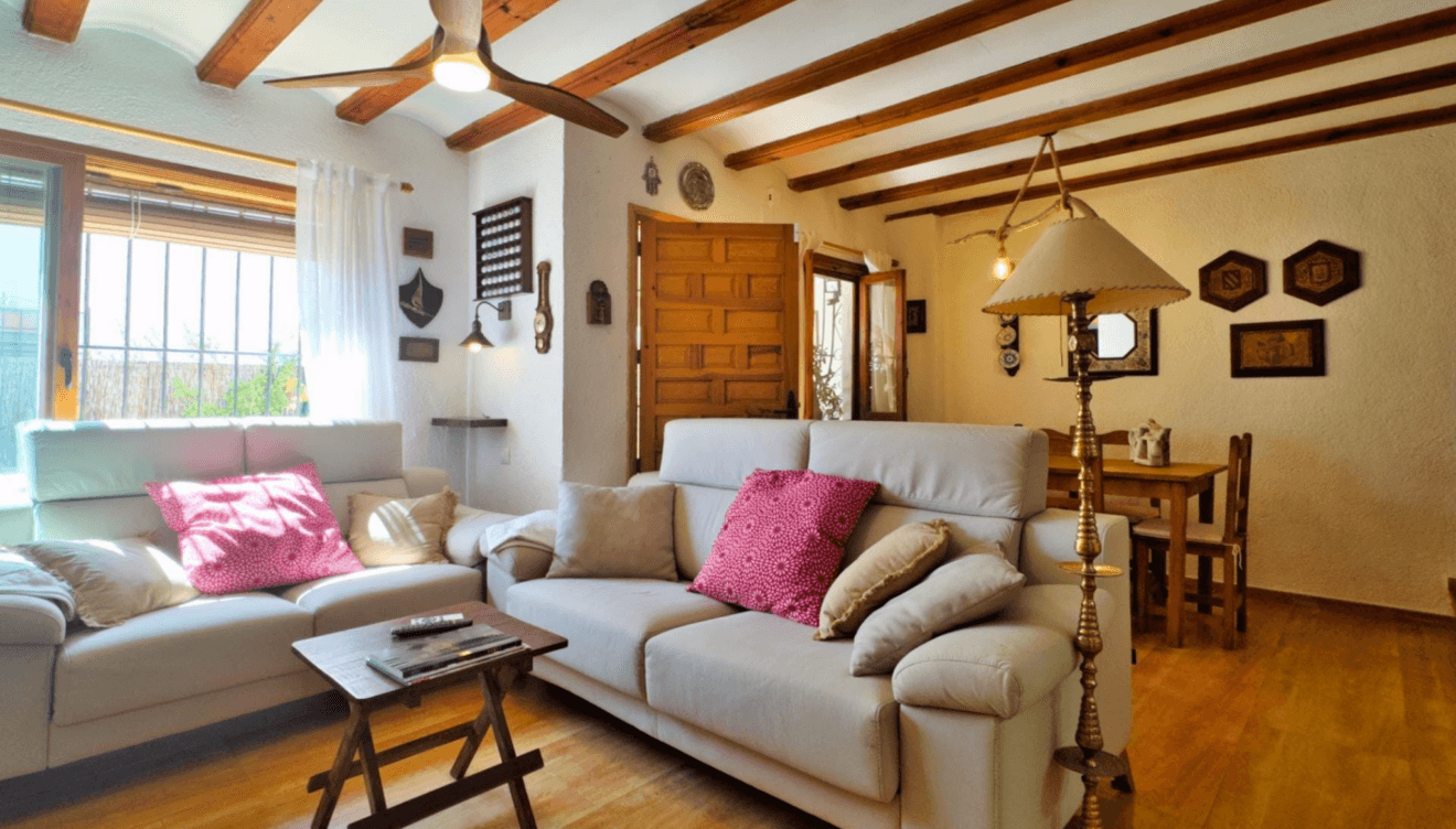 Mit einer gemütlichen Dekoration lädt es zum Entspannen ein