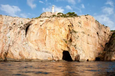 Cova dels Orguens bajo el Faro del Cabo la Nao