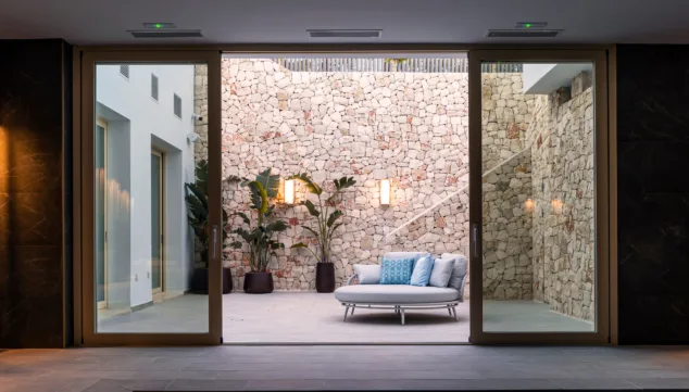 Imagen: Descansa en la acogedora terraza del spa de Dionis Hotel Boutique