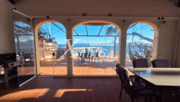 Despierta cada día con las impresionantes vistas del club náutico y puerto pesquero de Jávea desde tu propio chalet