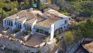Detalles de estilo ibicenco, con líneas limpias y materiales naturales que aportan calidez y autenticidad a la villa