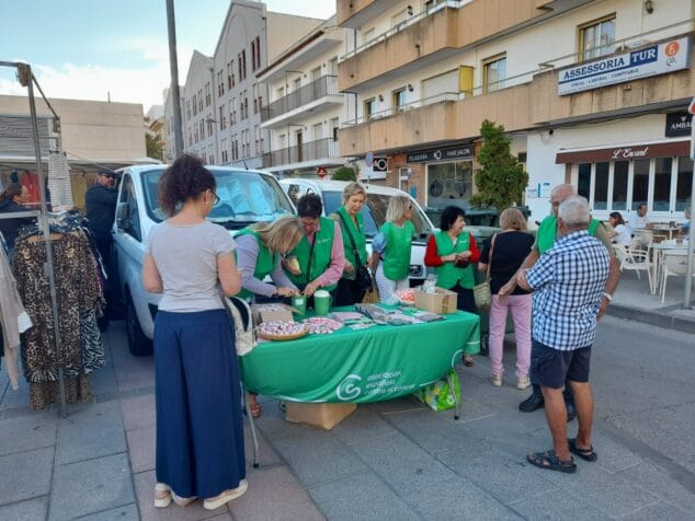 Imagen: Mesa informativa de la Junta Local de Xàbia de la AECC