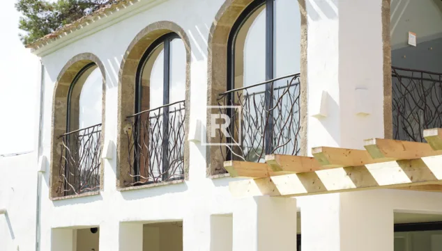 Imagen: Arcos de Tosca originales combinados con barandillas del escultor Toni Marí
