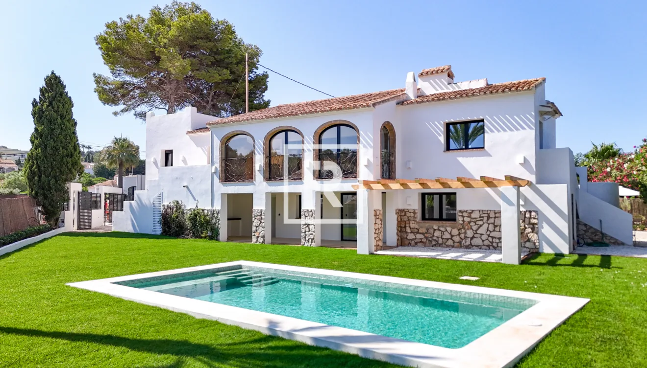 Disfruta de los días cálidos en su amplia zona exterior