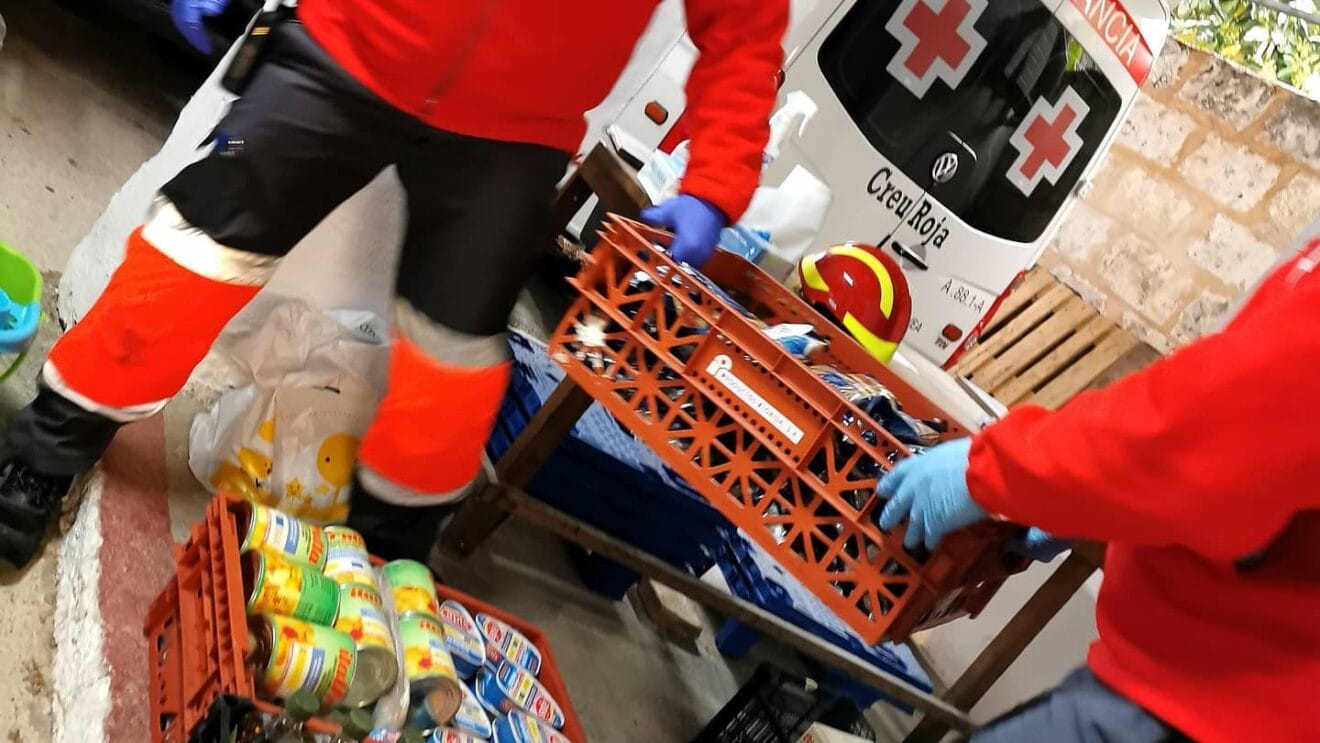 Donación de alimentos | Foto de archivo de Cruz Roja Jávea