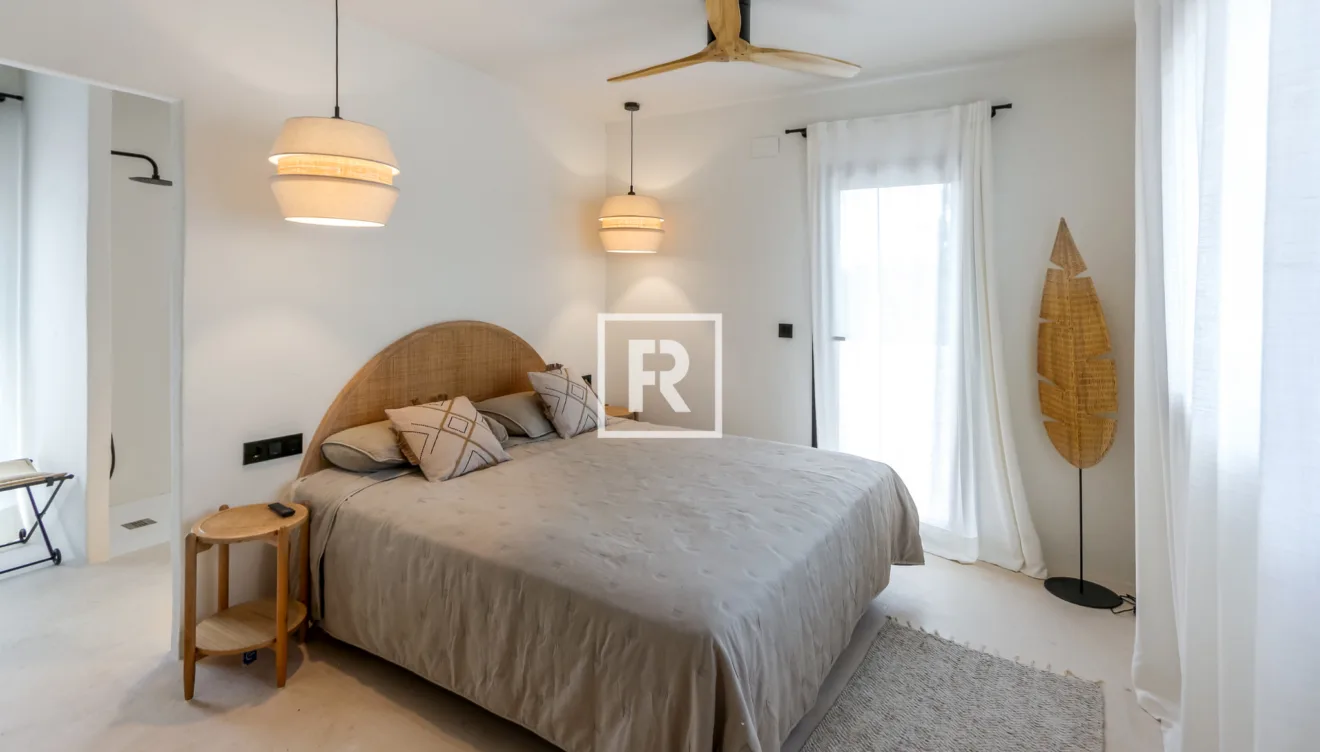 Dormitorio moderno y minimalista en esta villa de Jávea