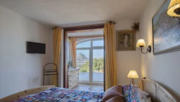 Dormitorio principal amplio y luminoso, con acceso directo al exterior y vistas al jardín mediterráneo – copia