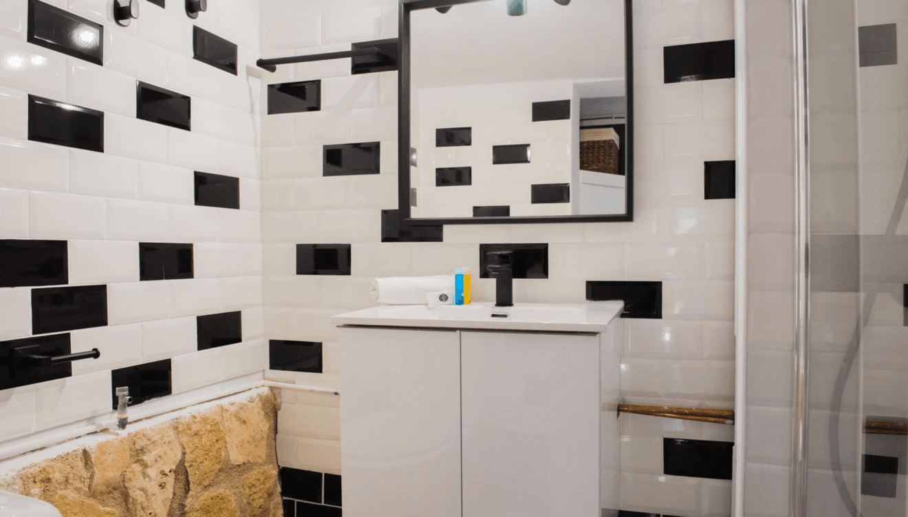 El baño en suite, equipado con ducha y secador de pelo, es el complemento perfecto para un descanso total