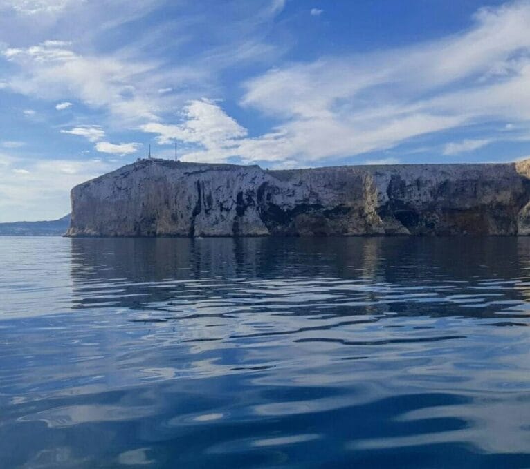 El Cabo de San Antonio con el faro visto desde el mar | Foto José Sivera