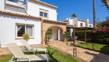 Encantadora terraza con vistas a los jardines y la brisa del Mediterráneo